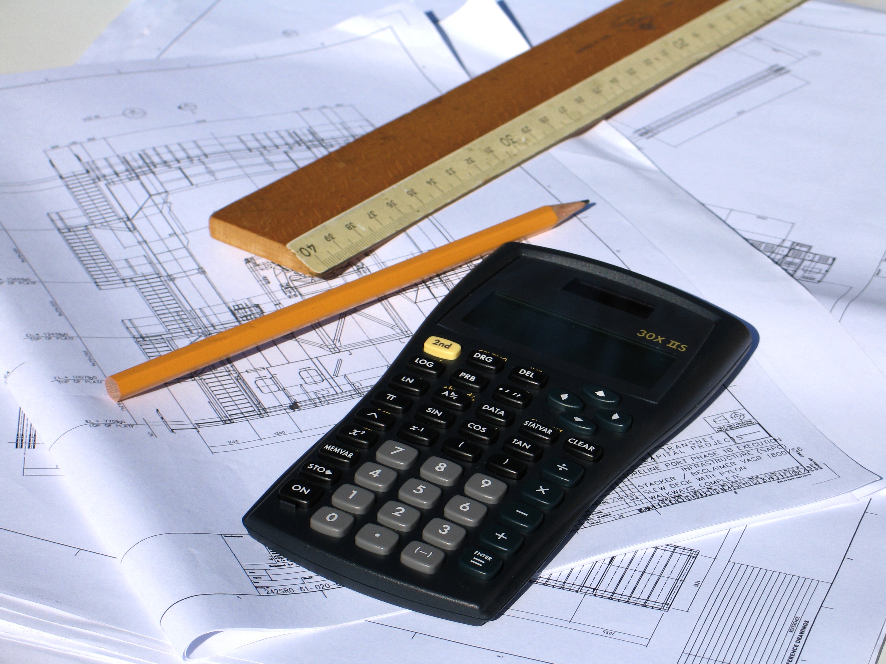 planuri-executie-cu-calculator-si-rigla.jpg